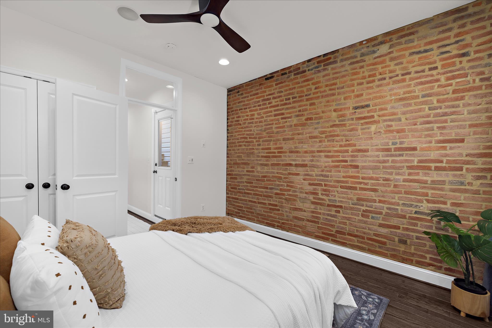 LOCUST POINT - Residential