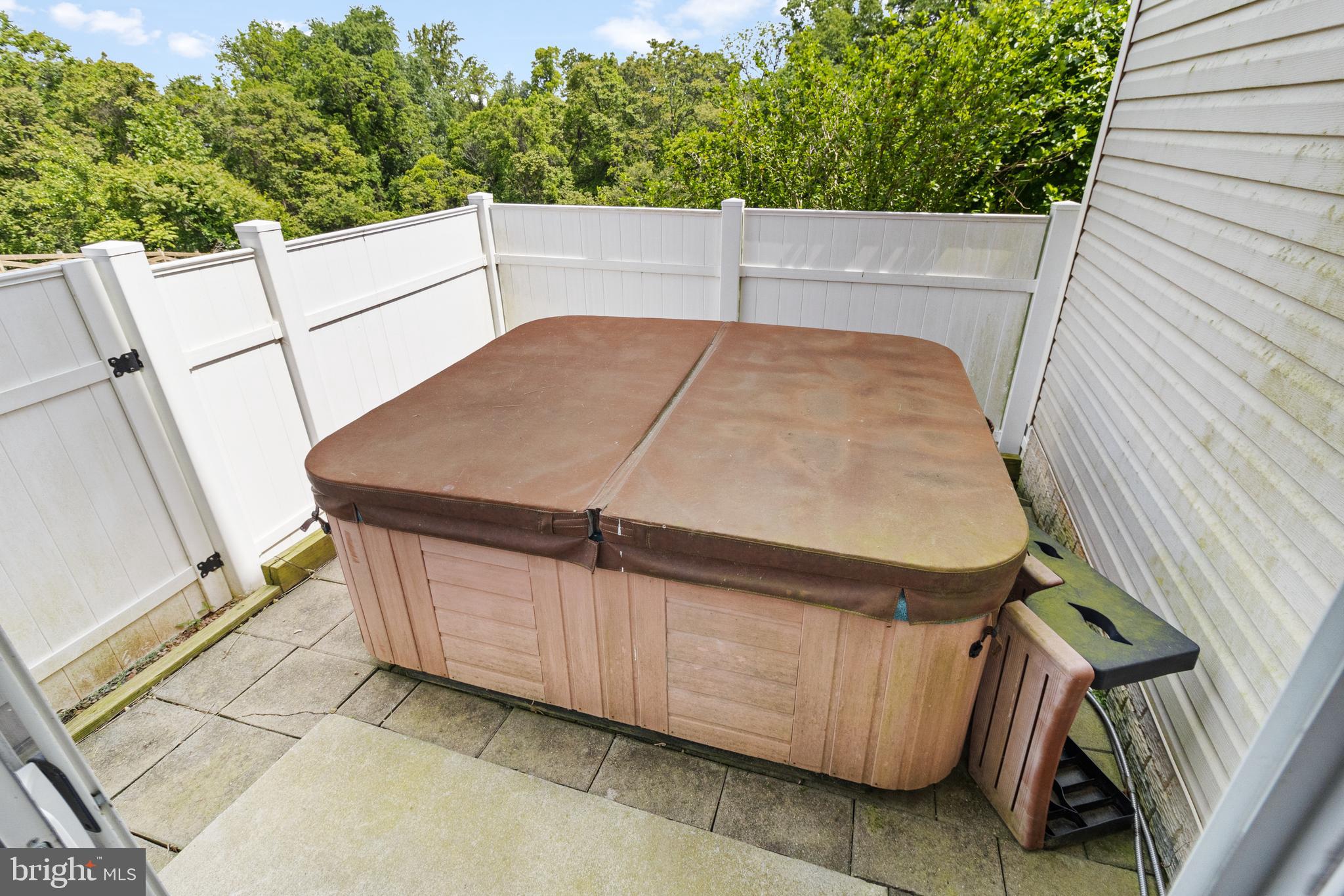 RIVER HILLS - Residential