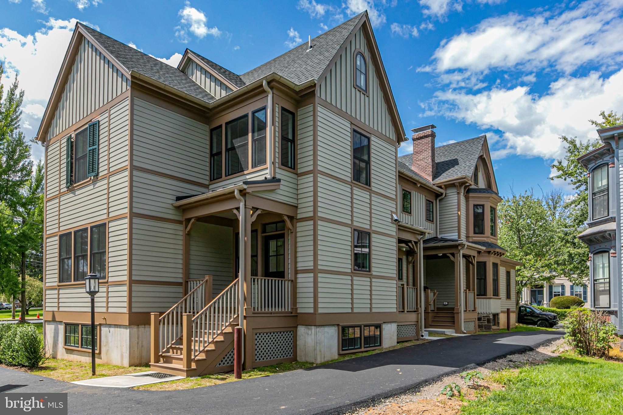 22 DICKINSON STREET B