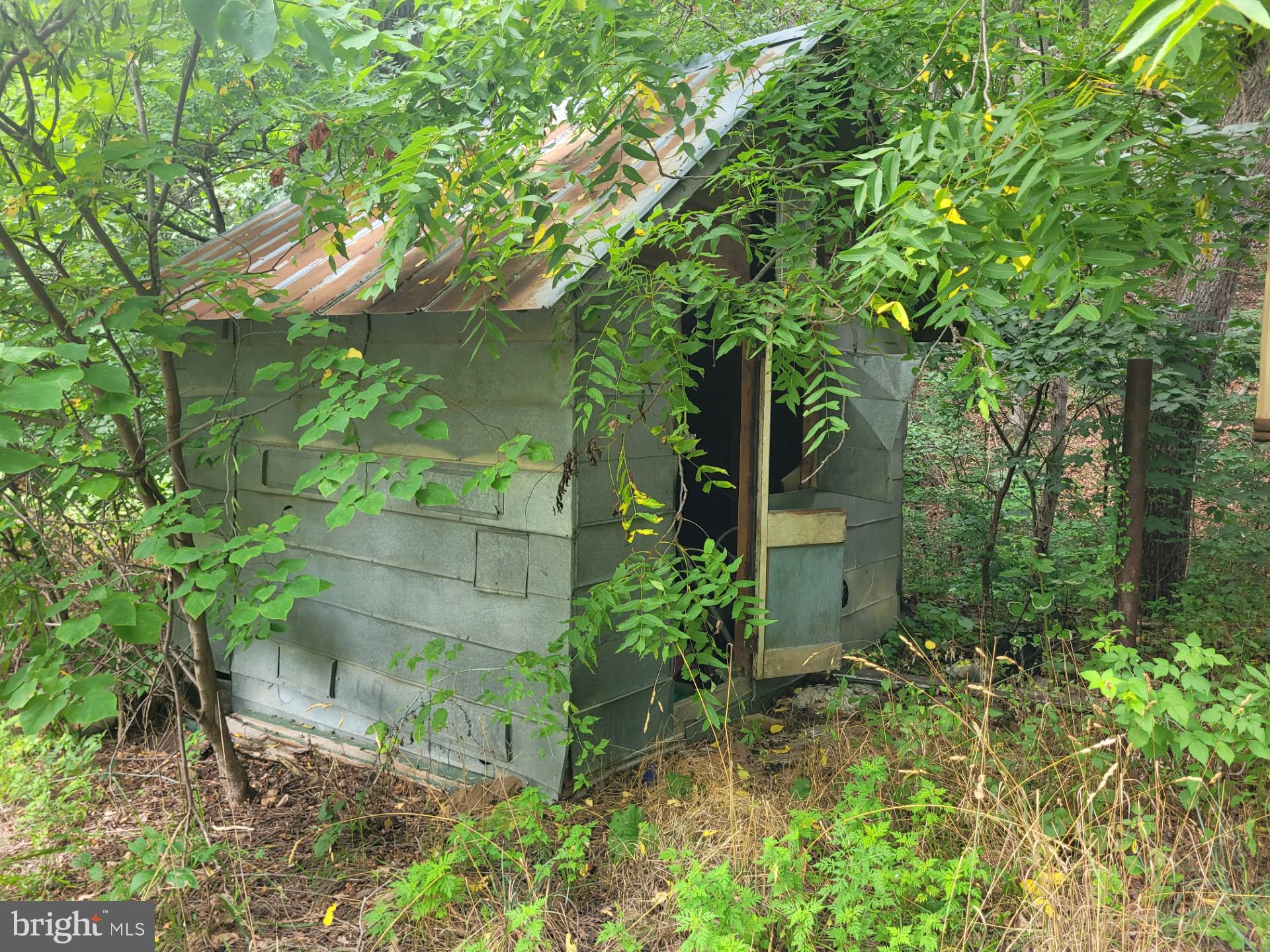 NONE UNRESTRICTED - Land