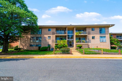 Photo of 3708 N Rosser Street #201, ALEXANDRIA, VA 22311 (MLS # VAFX2338706)