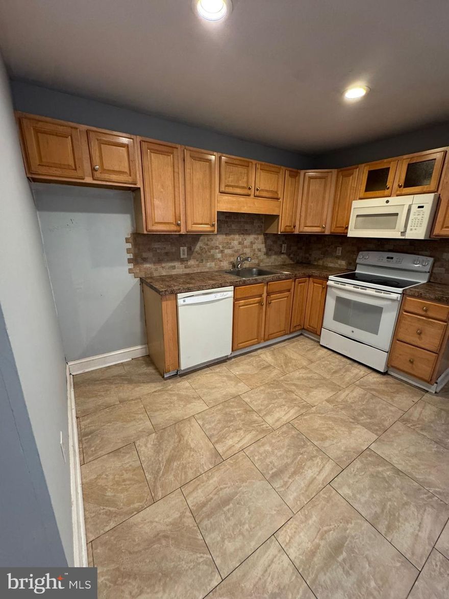 Housing vouchers considered

Comfortable 2-bedroom, 1-bath apartment in Norristown. The unit offers a bright living area, a practical kitchen, and two well-sized bedrooms. Convenient location close to shopping, dining, and public transportation for everyday ease.