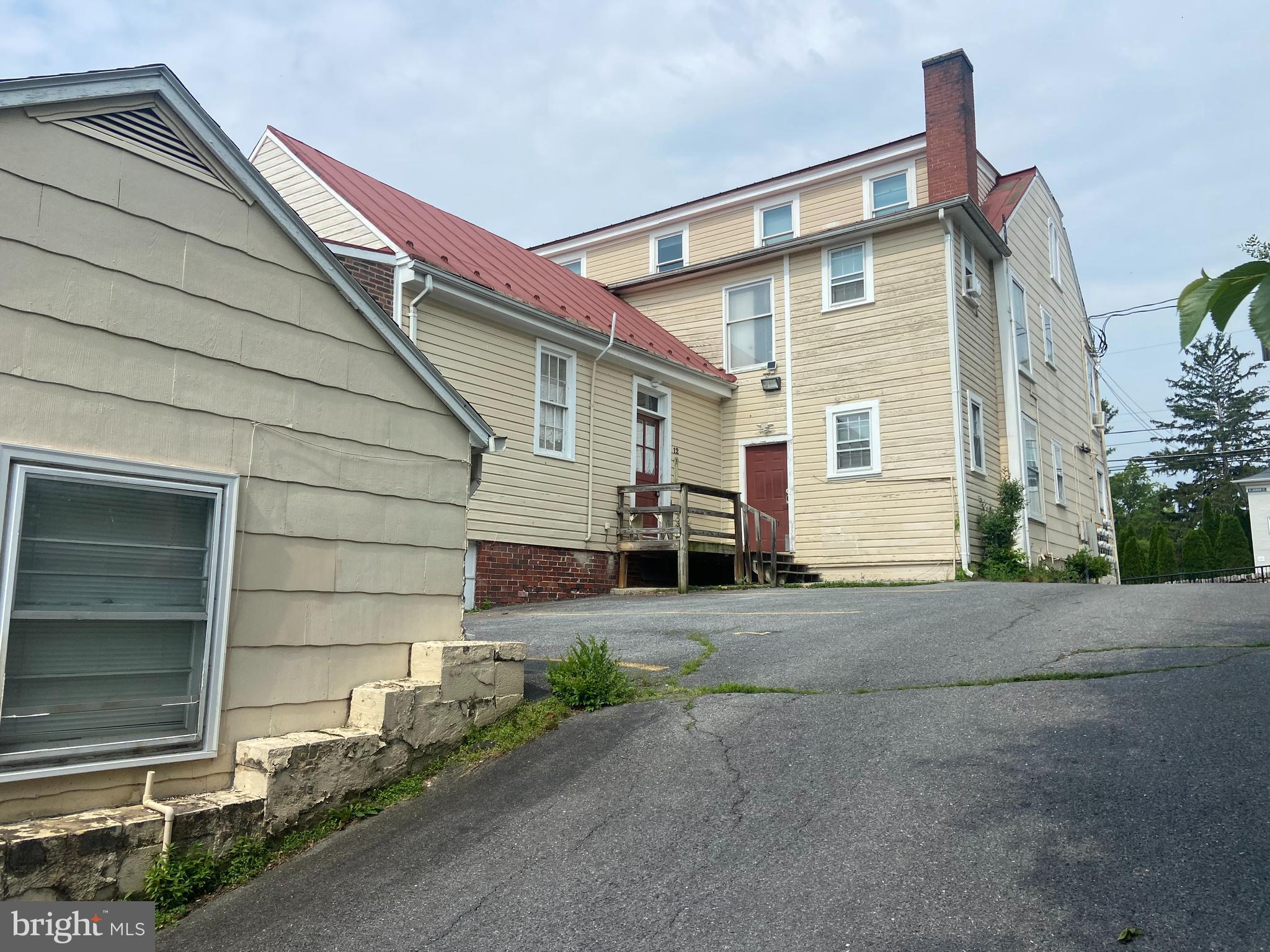 Main image without alt text