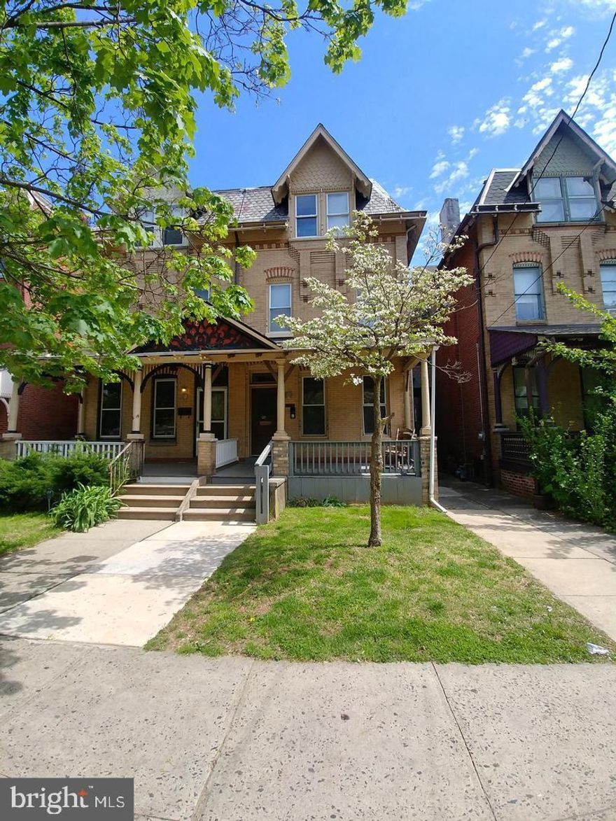 Rare, Large 3 BR apt available immediateky in Norristown Boro. . Boasts eat in kitchen, living room, full bath and 3 Bedrooms. Freshly painted and new hardwood floors.  Convenient to Norristown Rail Station and Septa Bus stops. CaLL for  a tour! WON'T LAST LONG.
Section 8 eligible