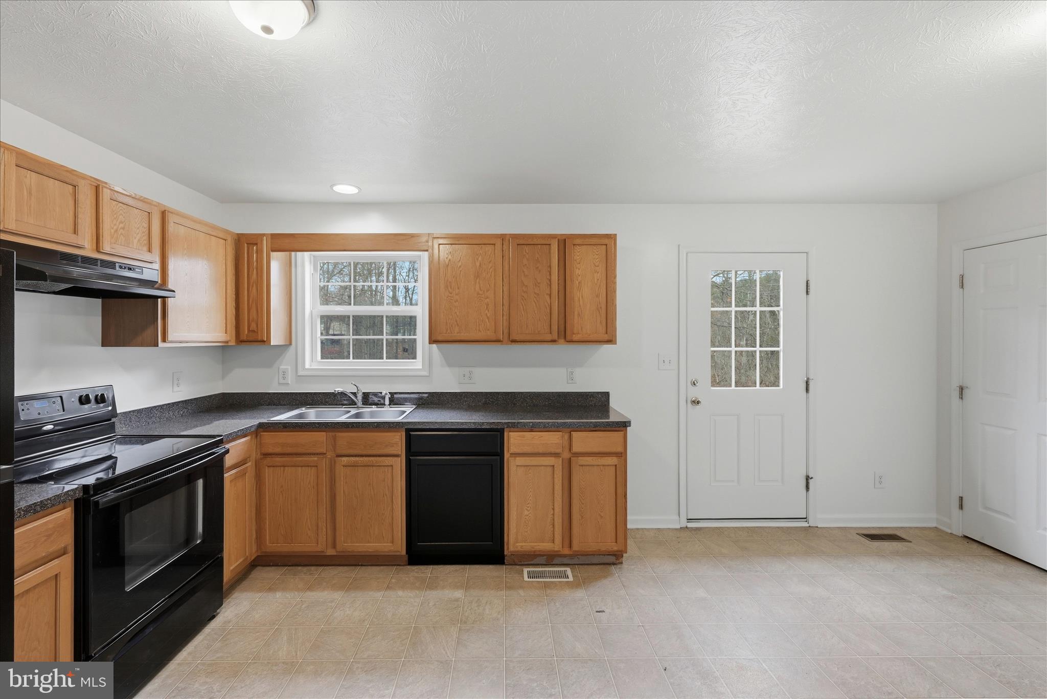 MIDDLE CREEK MANOR - Residential