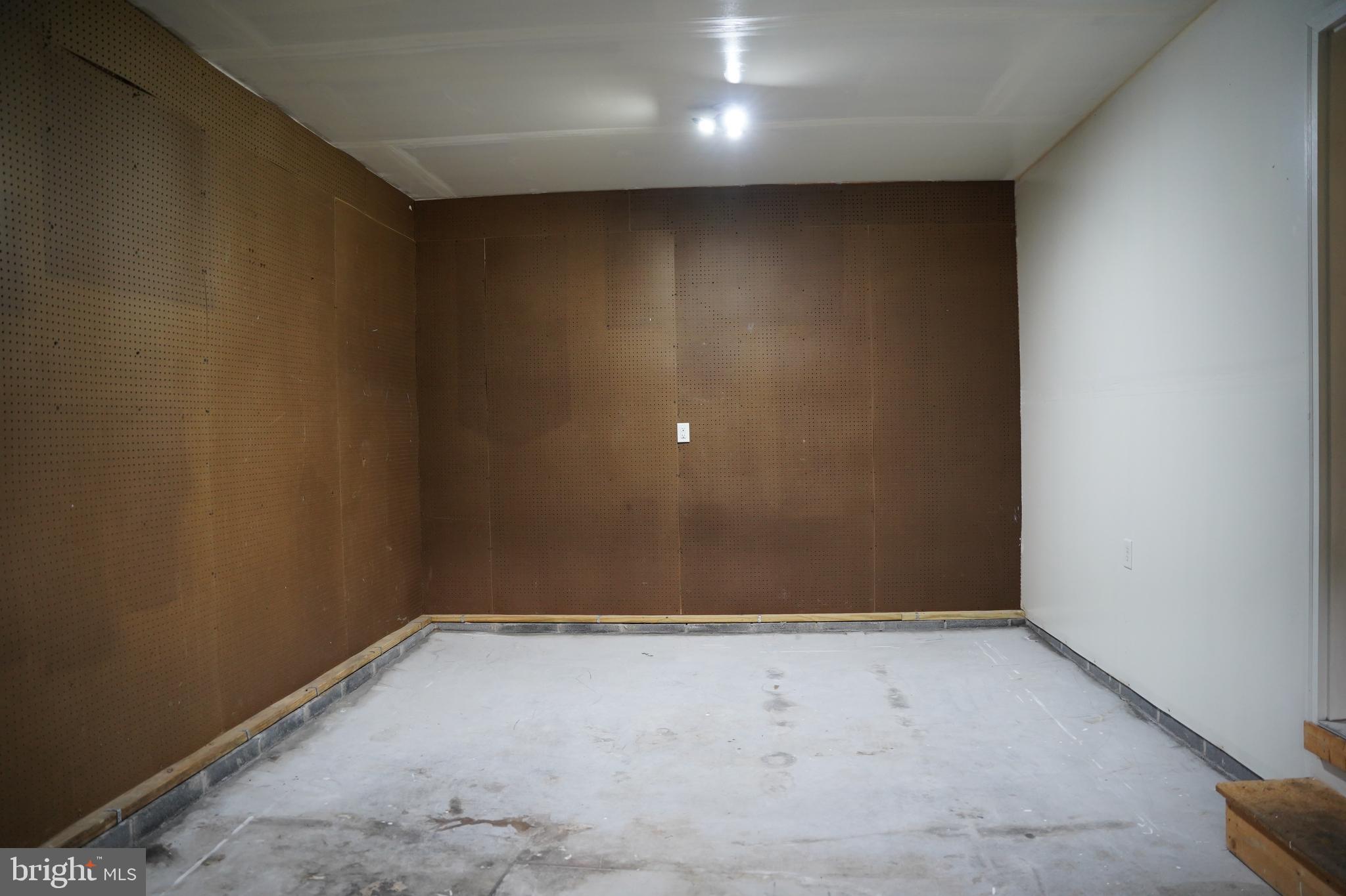 MIDDLE CREEK MANOR - Residential