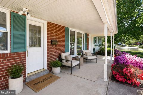 Photo of 6824 Constance Drive, SPRINGFIELD, VA 22150 (MLS # VAFX2303966)