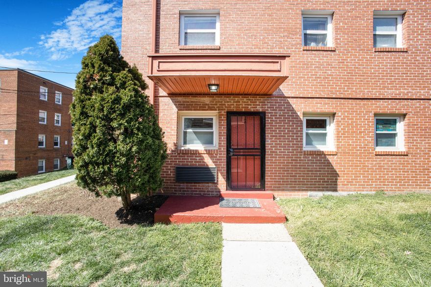 Beautiful light filled very rarely available 1 bedroom 1 bathroom corner unit with private entry off the side of the living room! Very rare full size energy efficient washer and  dryer in the unit! Outstanding location 1 block to Starbucks, many popular restaurants, shopping, and local night life. Unit has been completely remodeled with granite counter tops, new appliances, and new cabinets. Bath was completely remodeled with new bath, new vinyl plank, and sink. Contemporary and roomy.