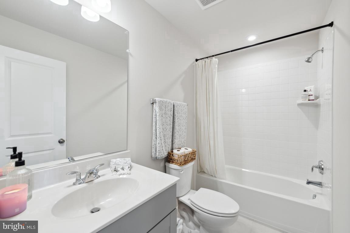 PRESIDENTS POINTE - Residential Lease