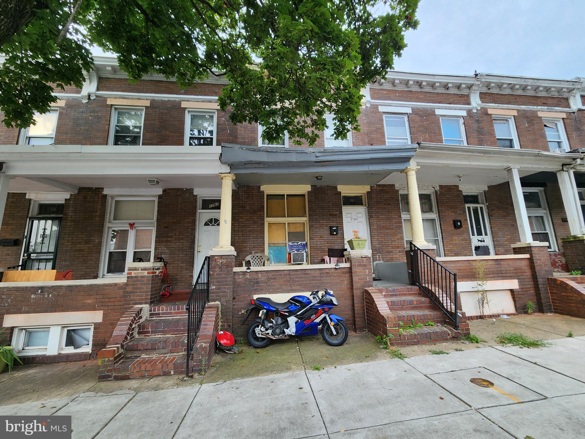 ONLINE AUCTION: Bidding begins 8/14/2025 @ 10:00 AM. Bidding ends 8/18/2025 @ 11:10 AM. List Price is Suggested Opening Bid. Deposit: $7,500.
2-story porch-front townhome in the Darley Park neighborhood.
Located near Clifton Park, offering access to open green space and recreational facilities.
Closest traffic arteries are N Broadway and Belair Rd.
Property is occupied by a tenant.