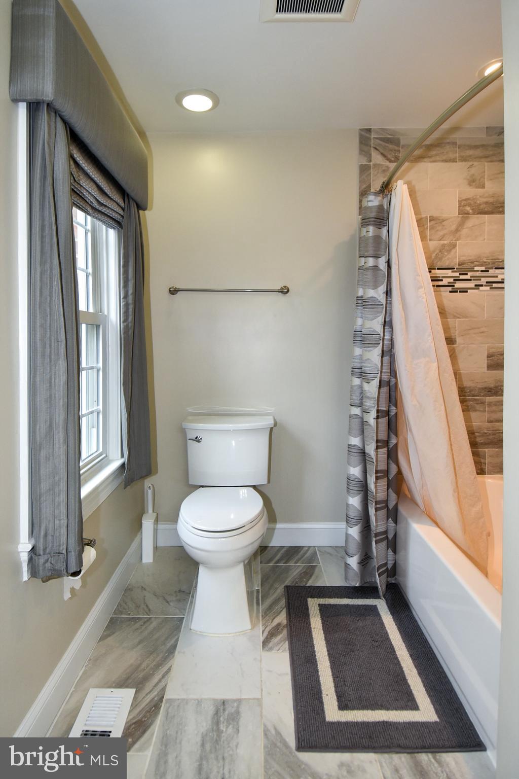 TOBACCO QUAY - Residential Lease