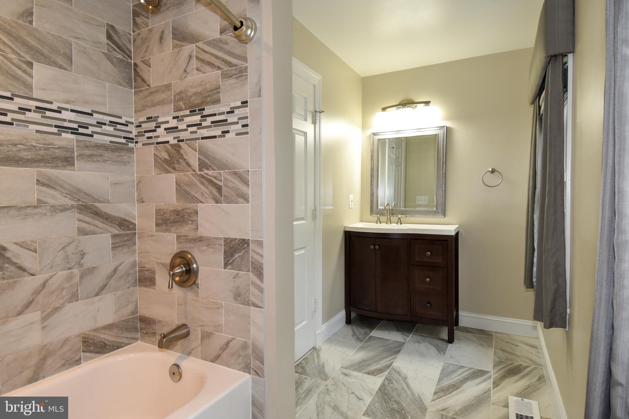 TOBACCO QUAY - Residential Lease