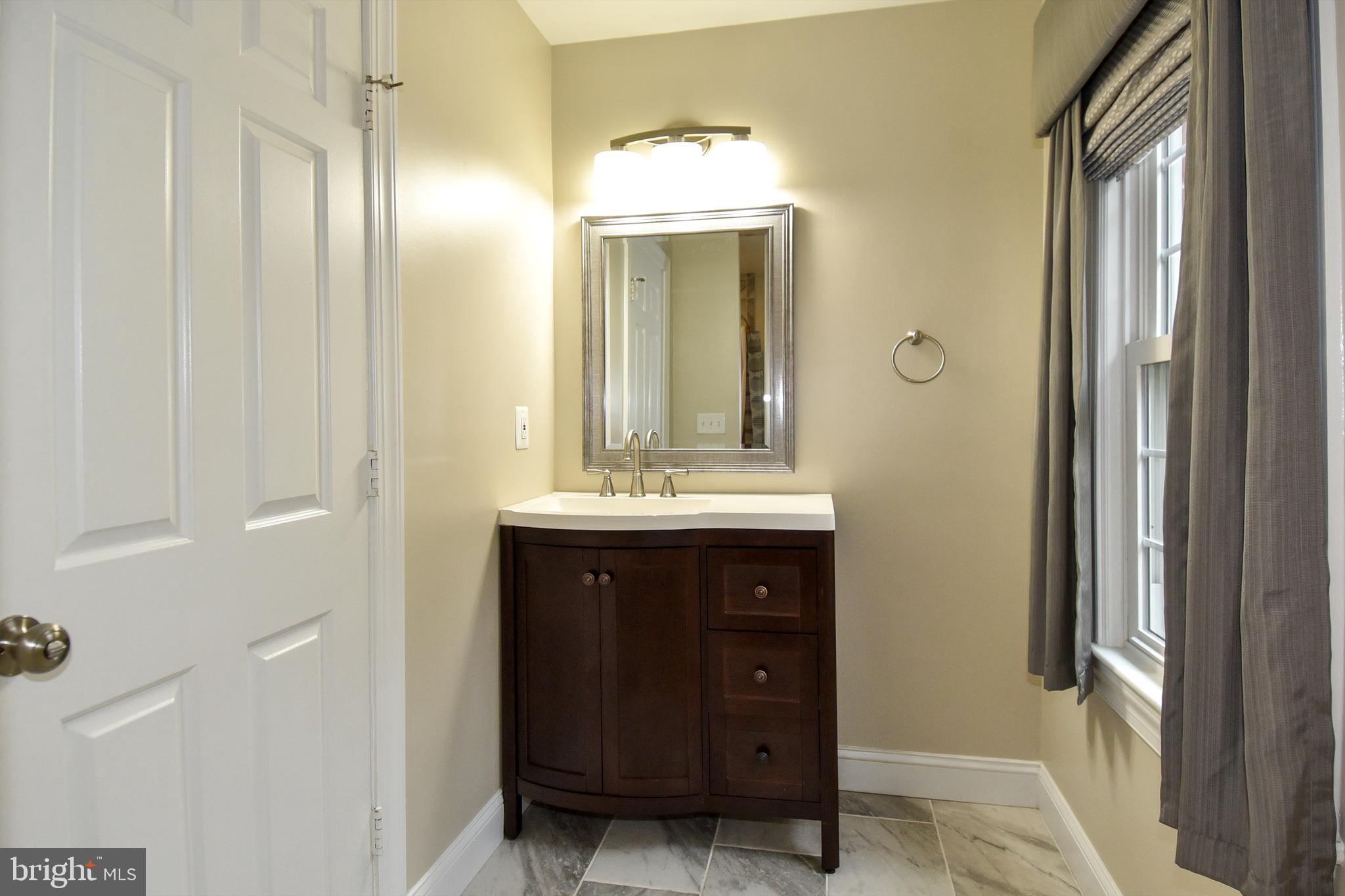 TOBACCO QUAY - Residential Lease