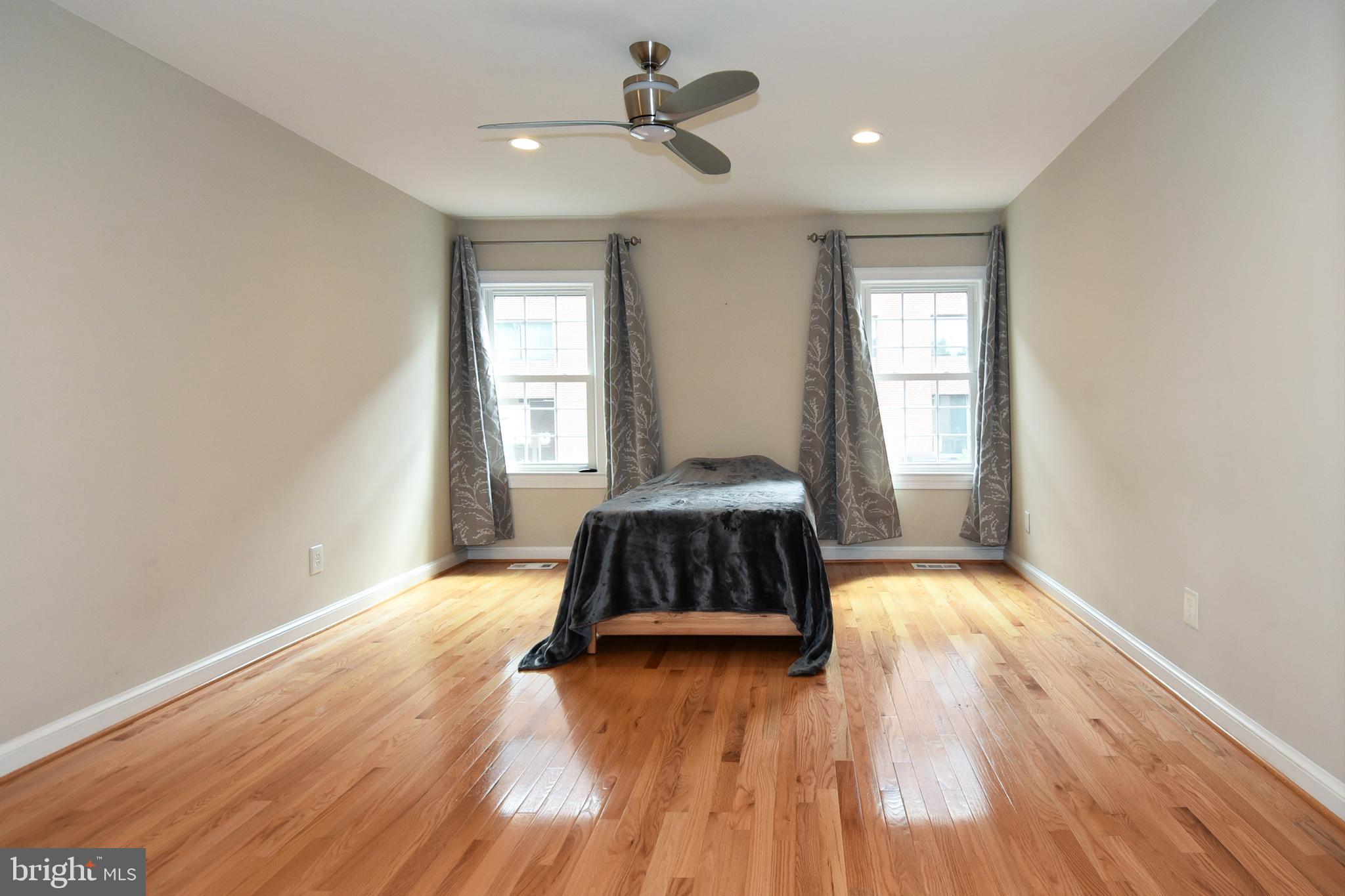 TOBACCO QUAY - Residential Lease