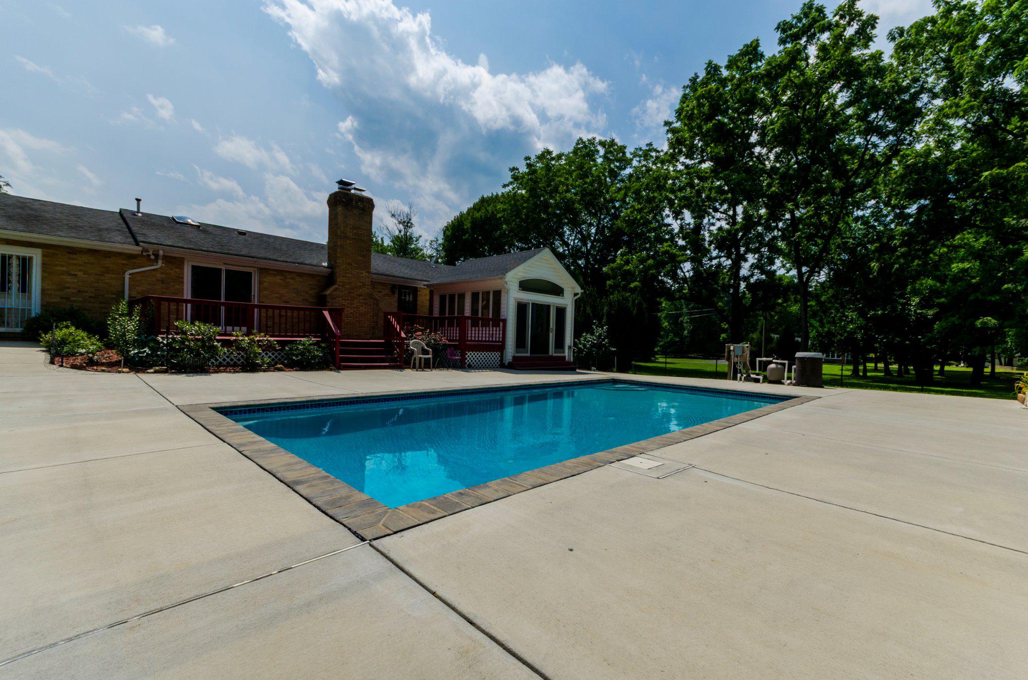 887 WOODBURY DRIVE
