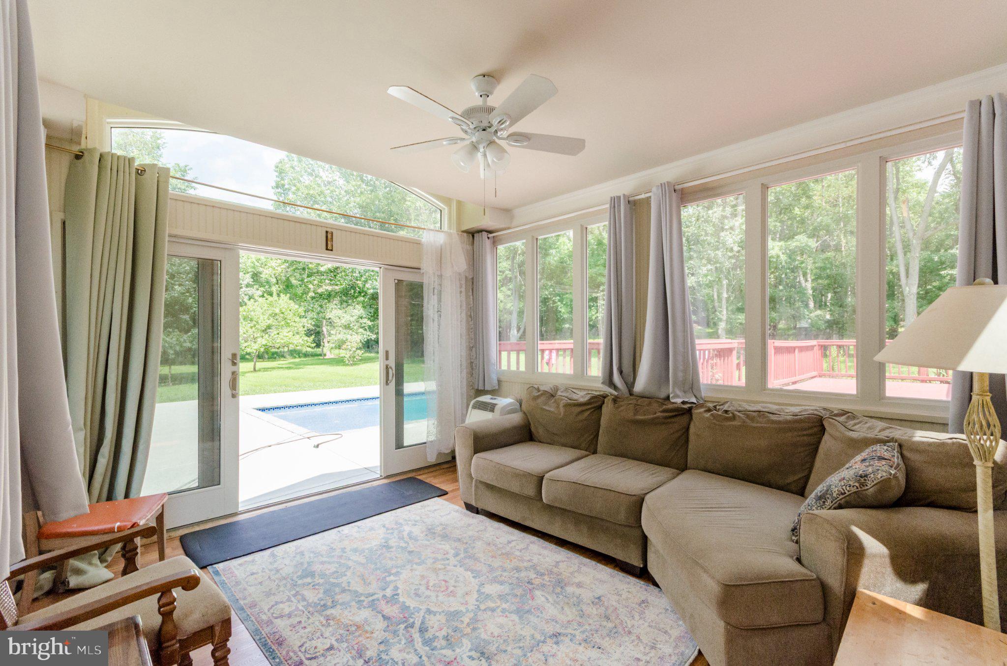 887 WOODBURY DRIVE