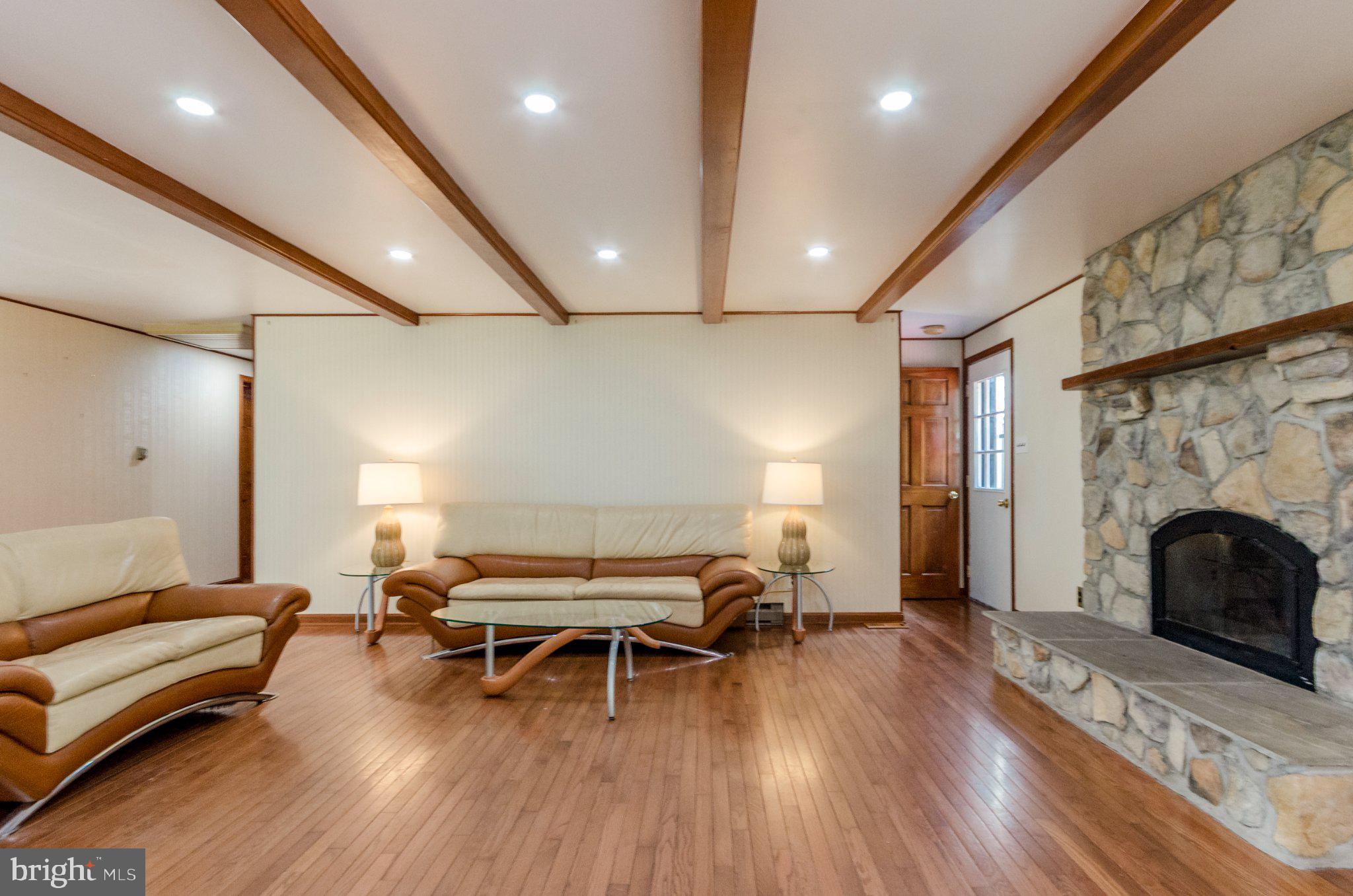 887 WOODBURY DRIVE