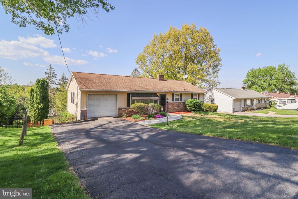 Photo of 605 Norman Rd, YORK, PA 17406 (MLS # PAYK2101928)