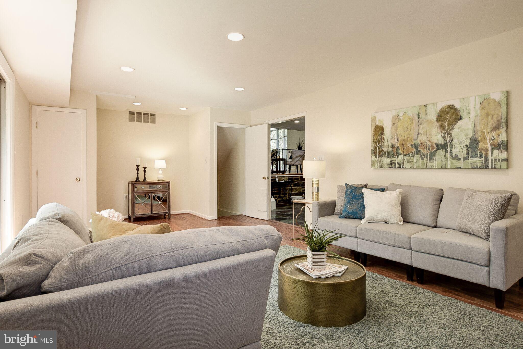 WHITEHALL MANOR - Residential