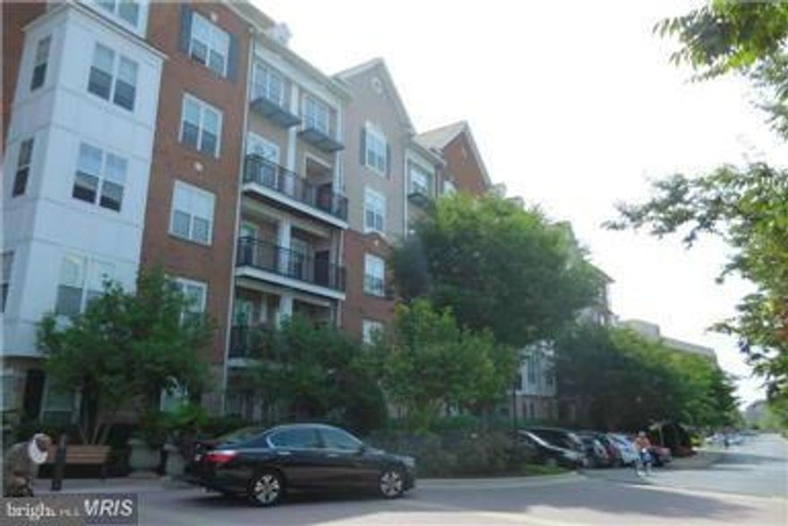 GREAT UNIT, CLOSE TO ROCKVILLE METRO & MAJOR HIGHWAY, BUS & TOWN CENTER & MONTGOMERY COLLEGE, MOVIE THEATER, RESTAURANT , GROCERY STORE NEXT DOOR, INTERNERT FEE INCLUDE.  WASHER & DRYER INSIDE THE UNITS, FITNESS CENTER, PARTY ROOM, OUTDOOR SWIMMING POOL,  BALCONY COURTYARD  ,MEETING ROOM, GARAGE SPACE.