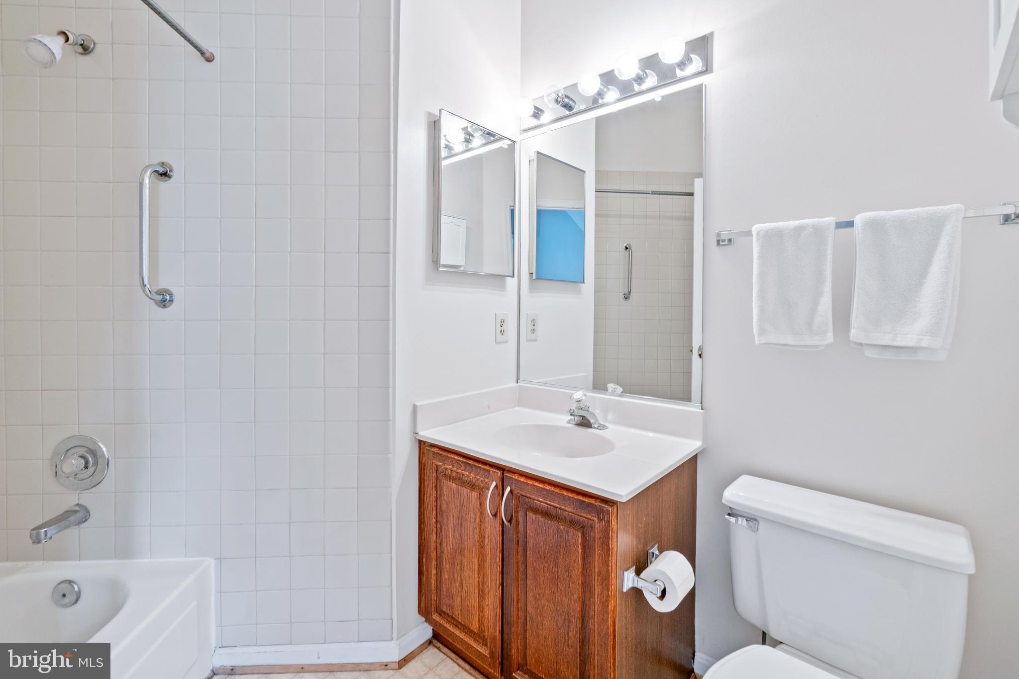 LAKE HALLOWELL - Residential