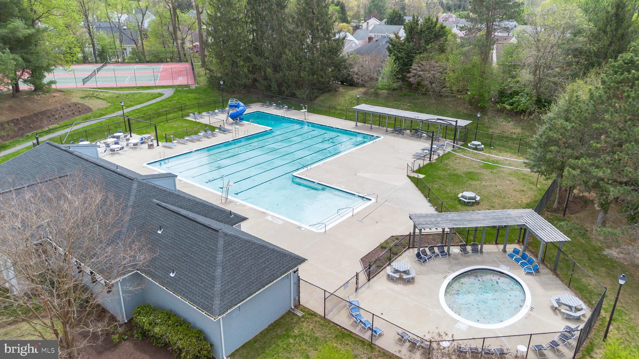 LAKE HALLOWELL - Residential