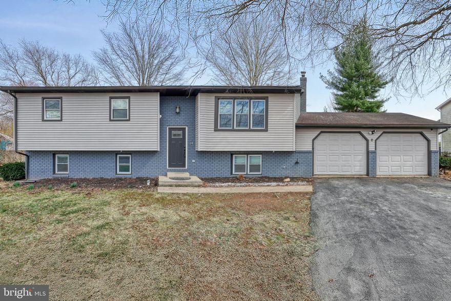 Beautiful home in prime   location! Featuring 4 generously sized bedrooms and 3 full bathrooms. The modern kitchen boasts granite countertops, a stylish tiled backsplash, luxury plank flooring, double sink, and custom soft-close cabinetry—seamlessly flowing into a bright, sunlit living room. The primary suite offers a private tiled bath and an large walk in closet . The fully finished lower level is perfect as an in-law suite with its own entrance, second kitchen, spacious family room, and an additional master bedroom complete with a large tiled bath and an impressive custom walk-in closet.

This home is truly a gem—schedule your showing today before it’s gone