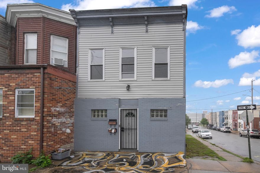 Attention investors!! Are you looking to pick up an income generating property? This could be the one for you Property currently occupied. Unit 1 Tenant is paying is paying $1,490 a month and Unit 2 Tenant is paying $1,300 a month. Please reach out to book your appointment today.