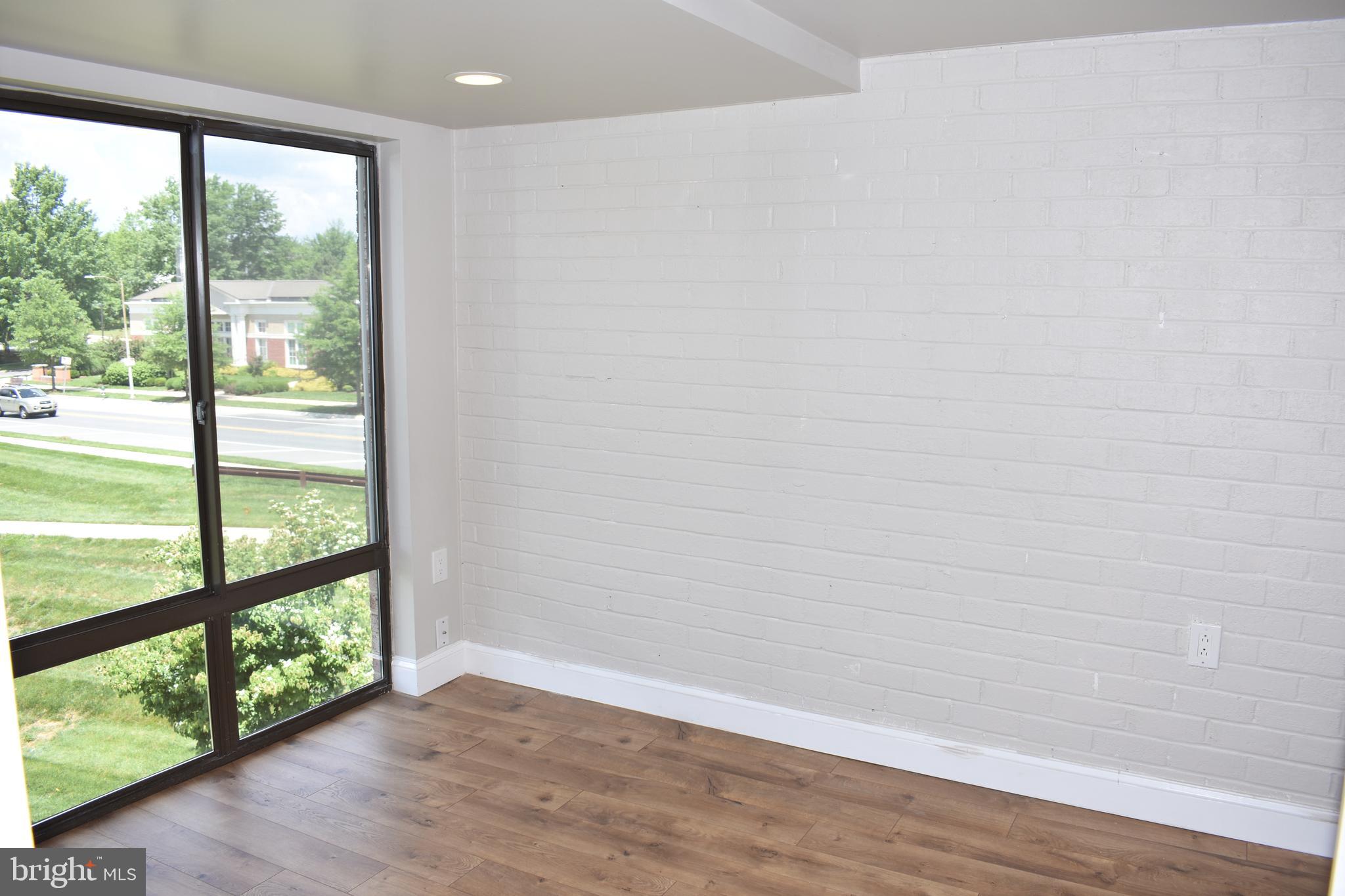 CENTER COURT - Residential