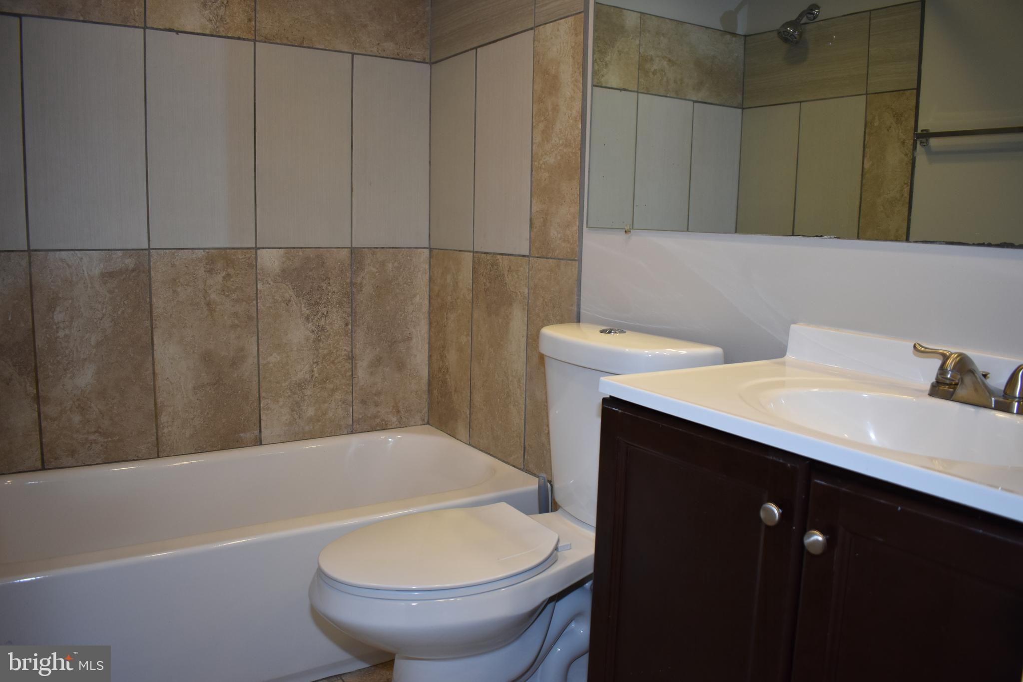 CENTER COURT - Residential