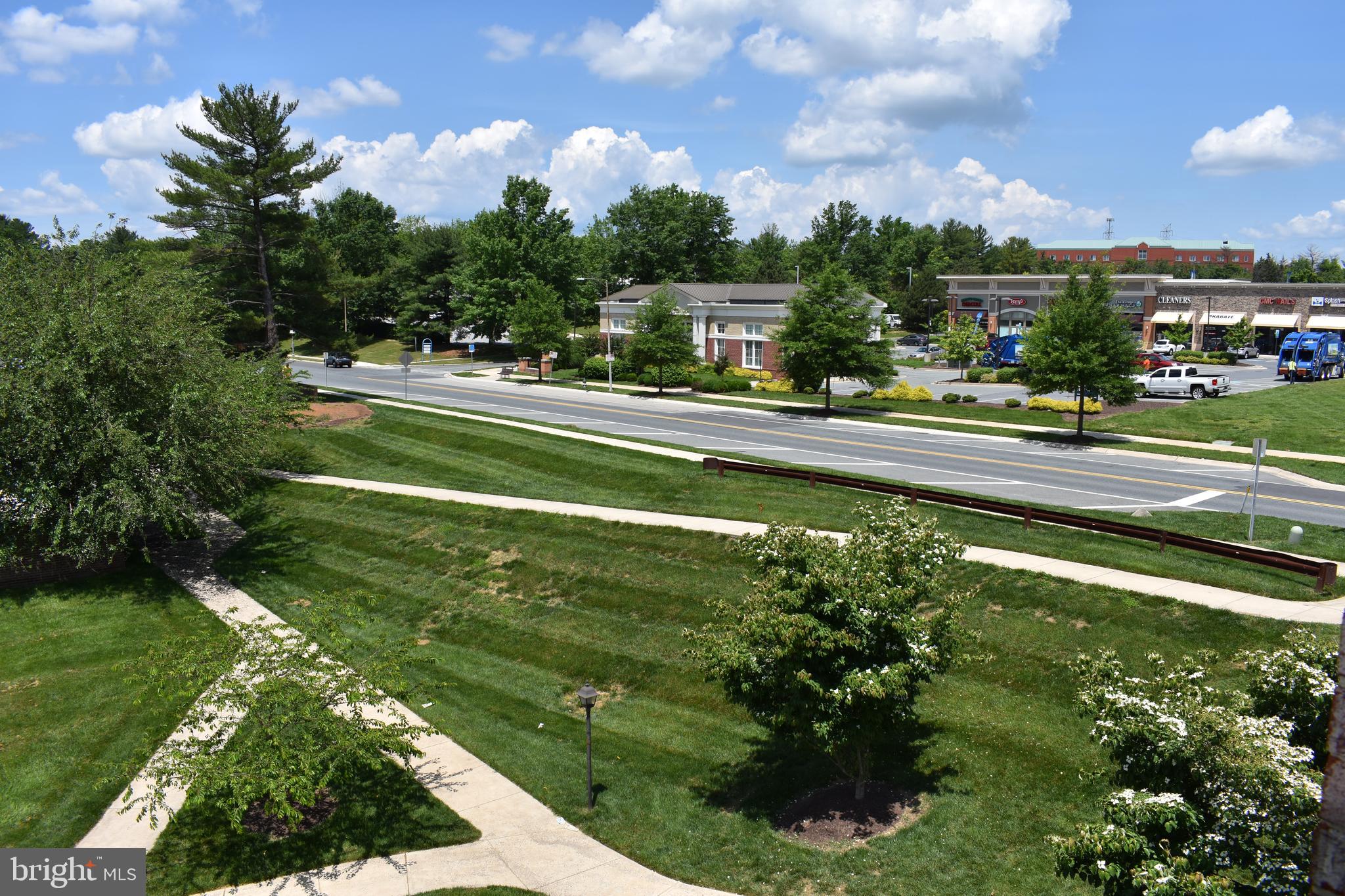 CENTER COURT - Residential