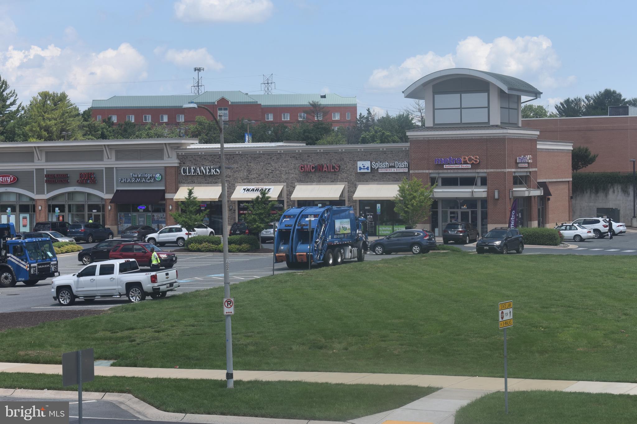 CENTER COURT - Residential