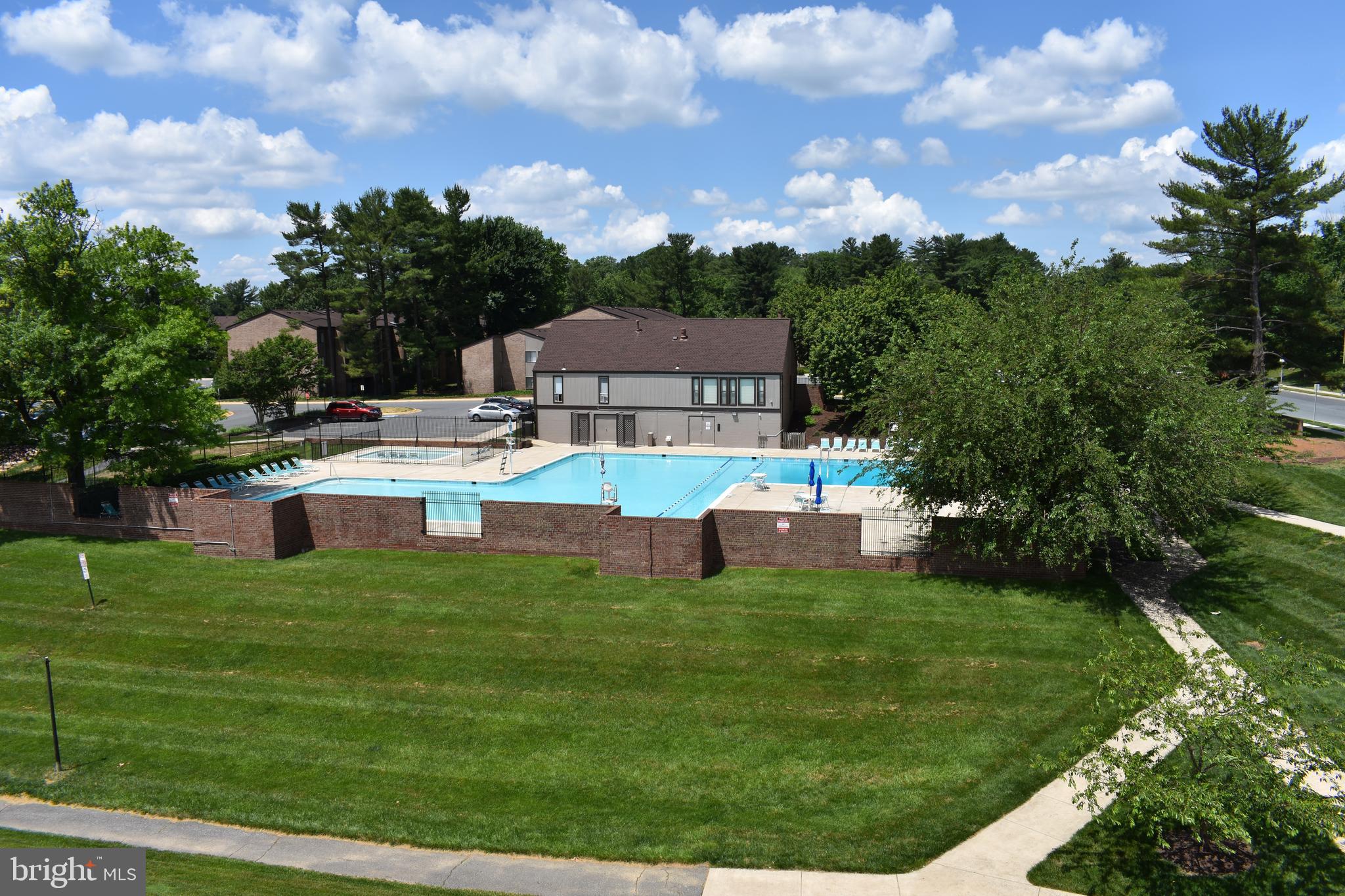 CENTER COURT - Residential