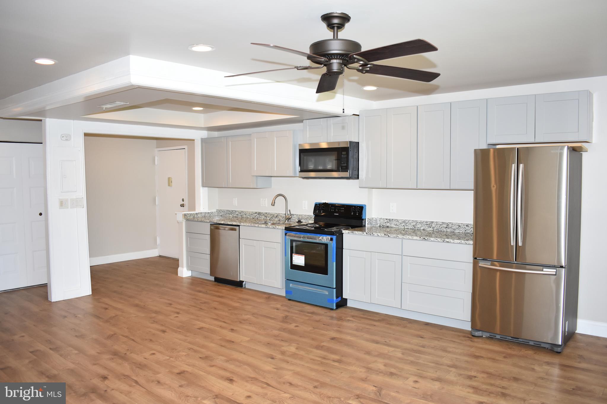 CENTER COURT - Residential