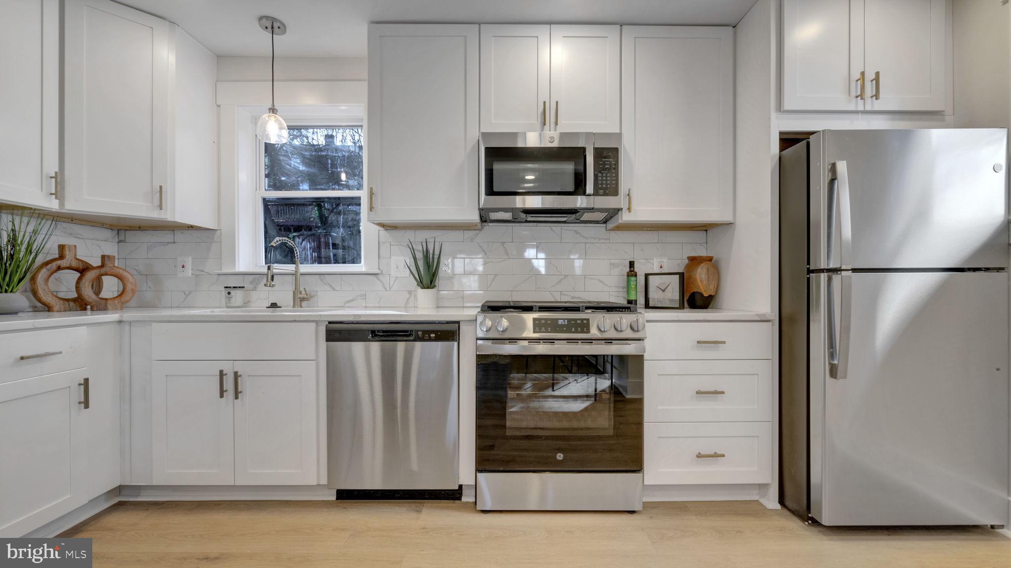 5543 CENTRAL AVENUE SE