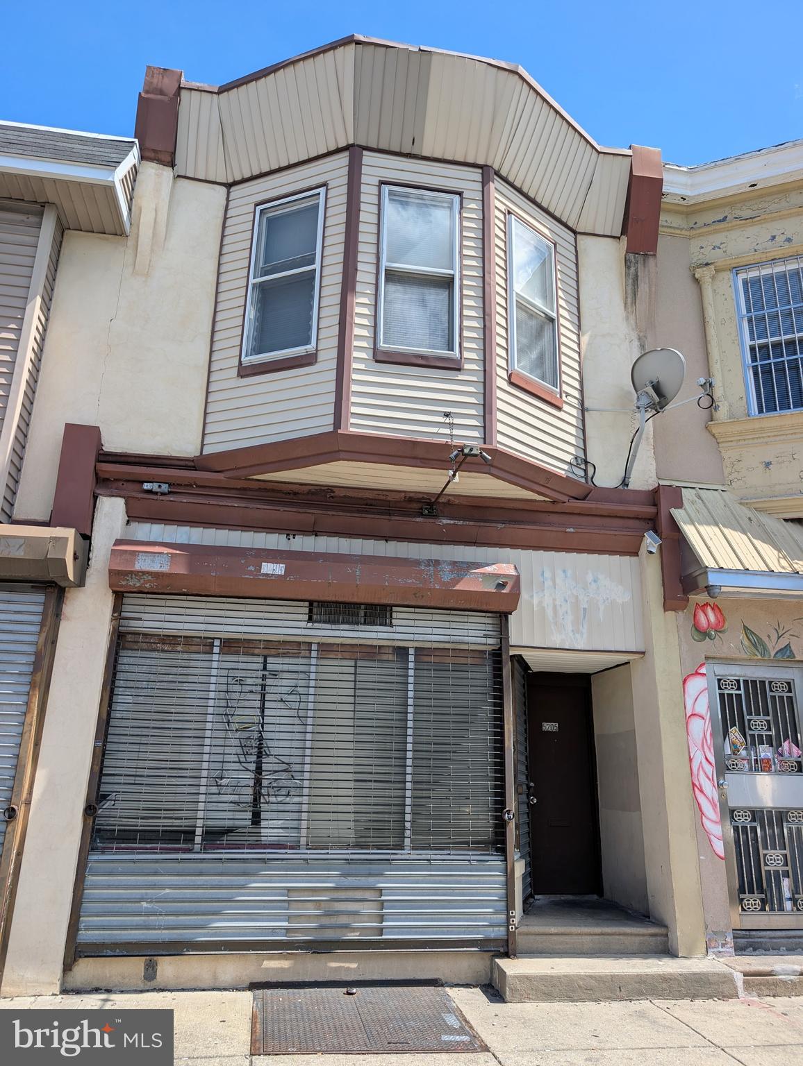 Located in a high-traffic area, this new renovated storefront is the perfect space to launch your business. Previously used as office space, it features a versatile layout with a powder room, making it ready for a variety of uses.