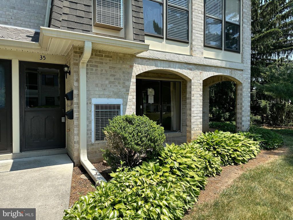 Photo of 35 VALLEYBROOK DR, LANCASTER, PA 17601 (MLS # PALA2036490)