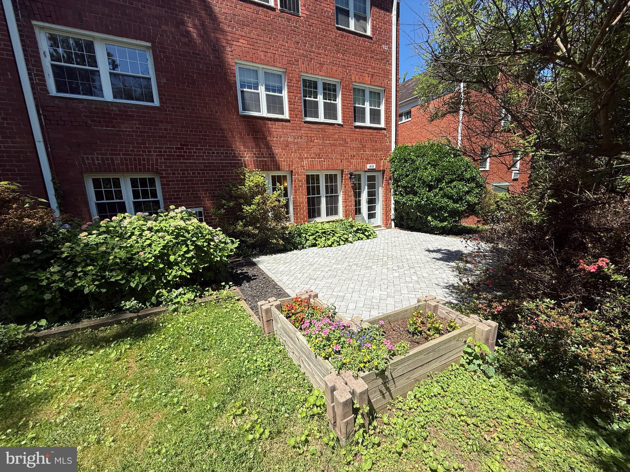 1619 MOUNT EAGLE PLACE