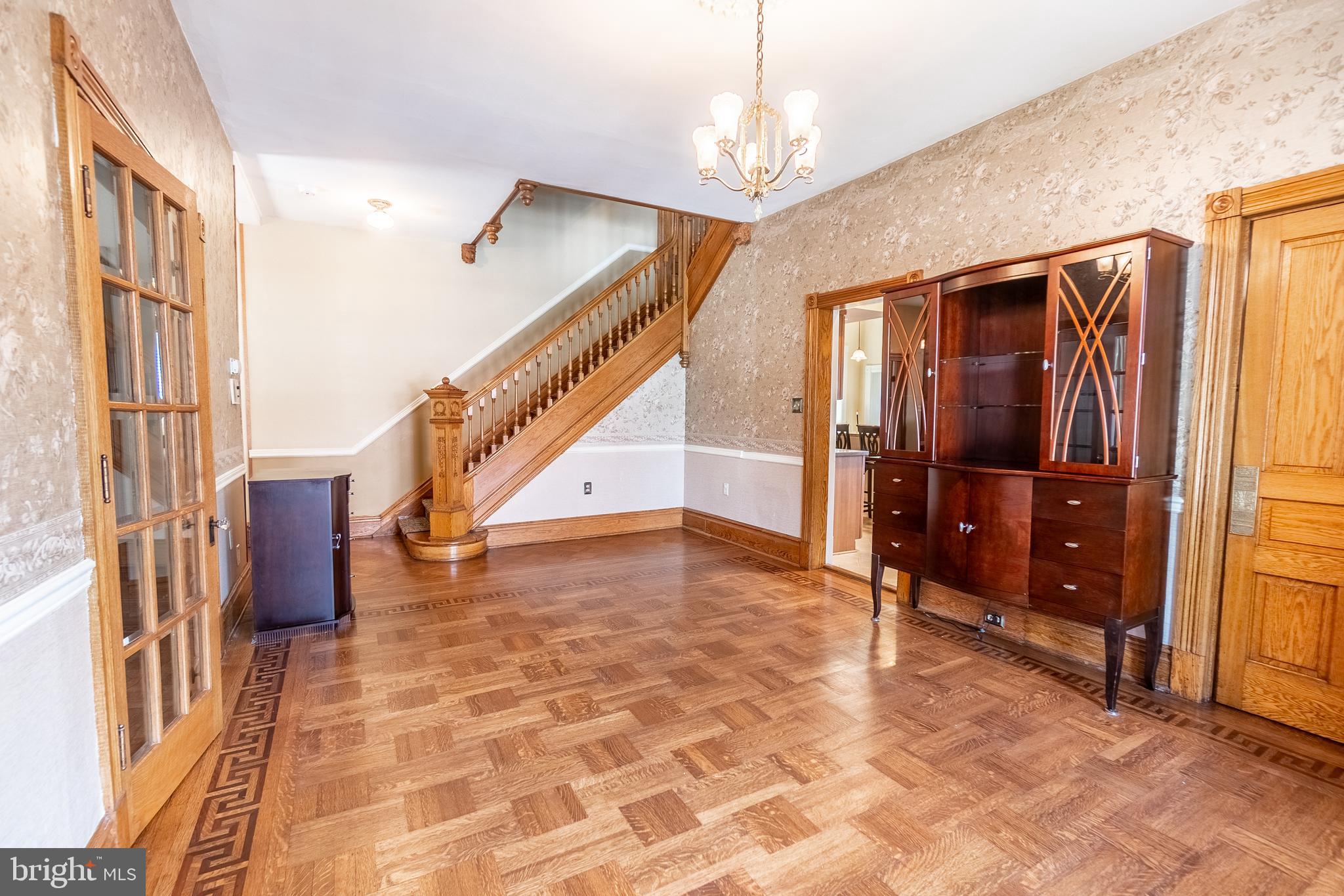 300 LINCOLN WAY W