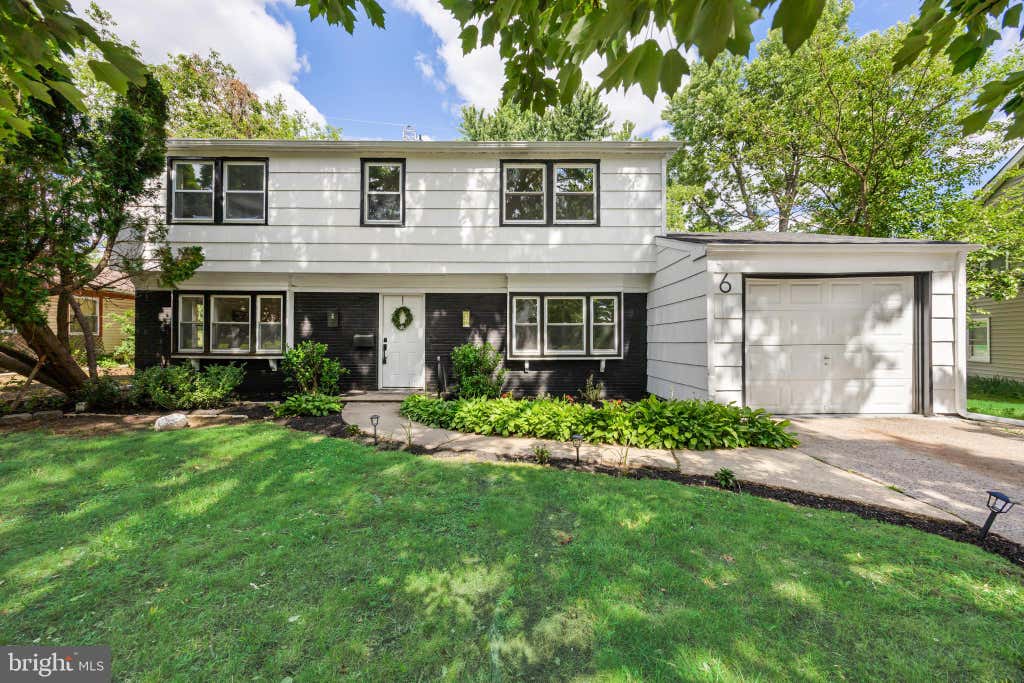 Photo of 6 Hasting Lane, WILLINGBORO, NJ 08046 (MLS # NJBL2114384)