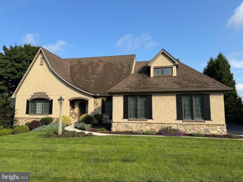 Photo of 832 Heritage Hills Drive, YORK, PA 17402 (MLS # PAYK2110780)