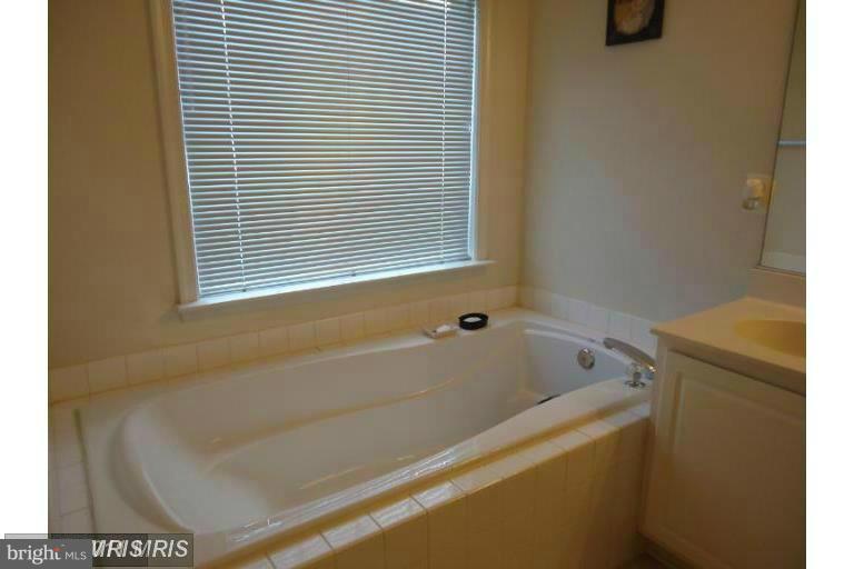 LOUDOUN PARKWAY CENTER - Residential Lease