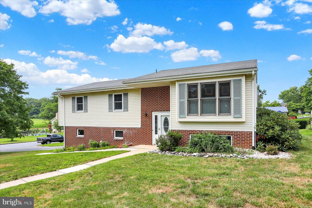 Photo of 61 Sheraton Dr, CARLISLE, PA 17013 (MLS # PACB2056636)