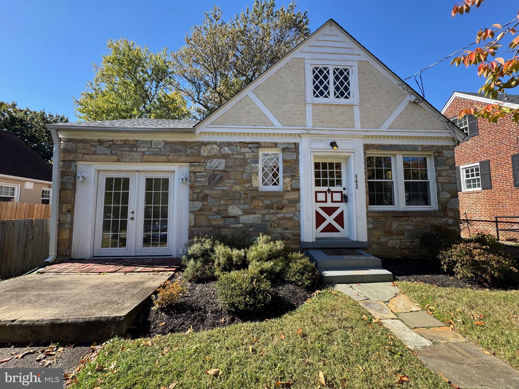 862 N ABINGDON STREET