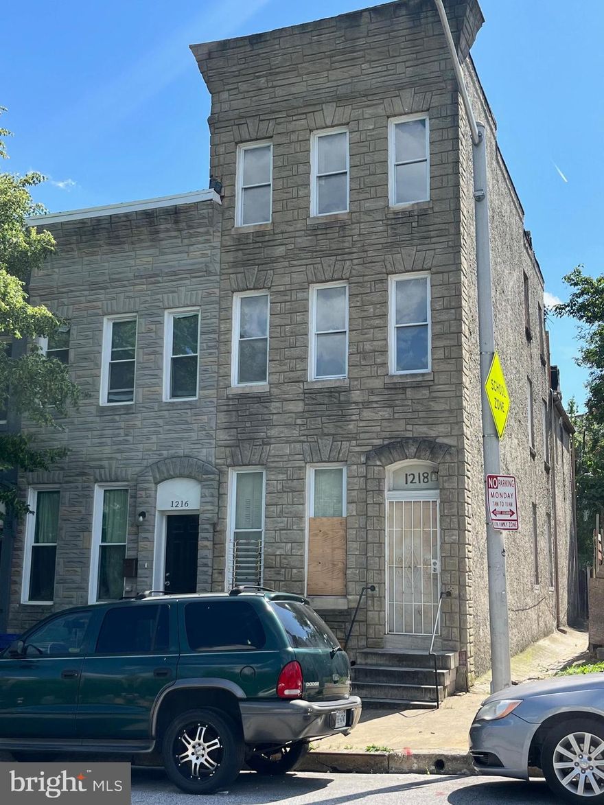 Investor Special – 5BR/2BA Townhouse with Huge Potential!
Calling all investors and savvy buyers! This spacious 5-bedroom, 2-bathroom townhouse is an excellent investment opportunity with plenty of upside. The home needs TLC and is being sold as-is, making it ideal for those looking to renovate and add value.  Conveniently located near public transportation, shops, and commuter routes. Bring your vision and turn this into a profitable venture!
Buyer to verify Vacant Building Notice and Ground Rent existence.