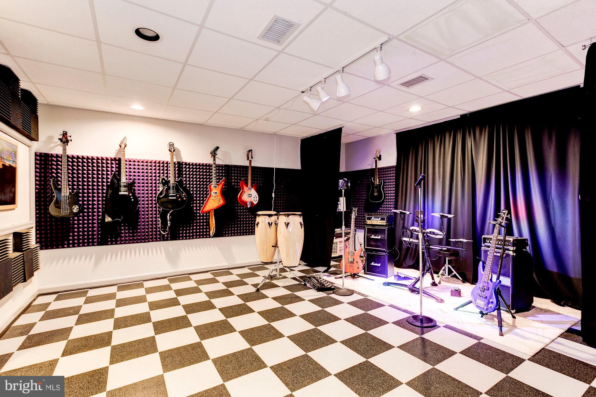 POTOMAC OUTSIDE - Residential