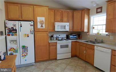 LAKE LAND - Residential Lease