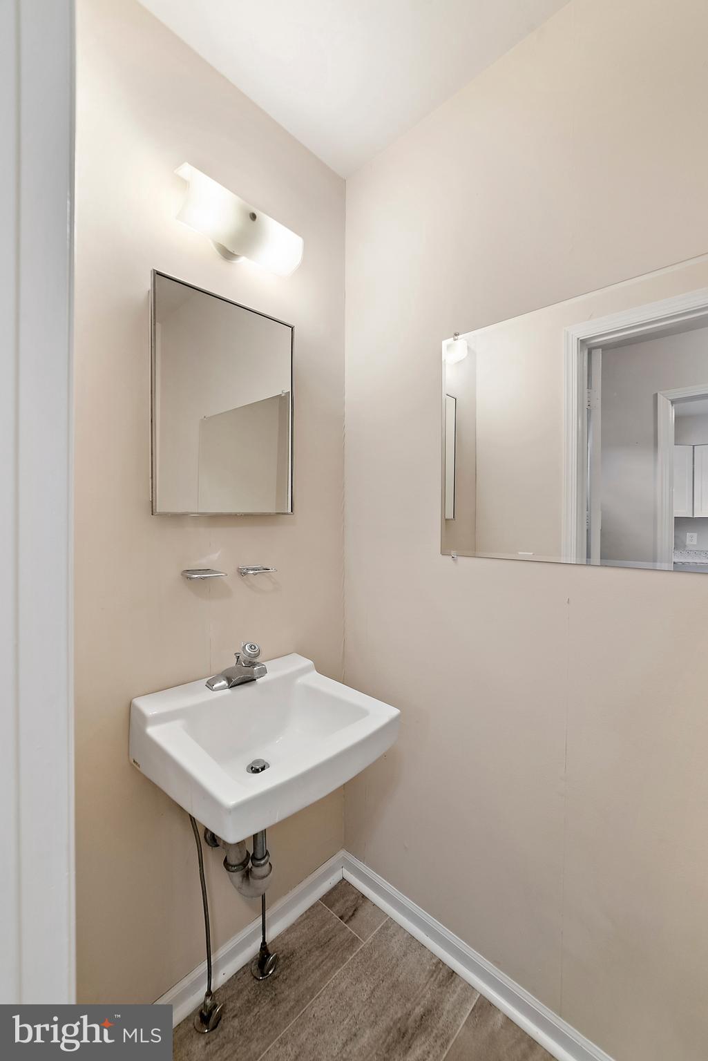 LEEDS SQUARE - Residential Lease