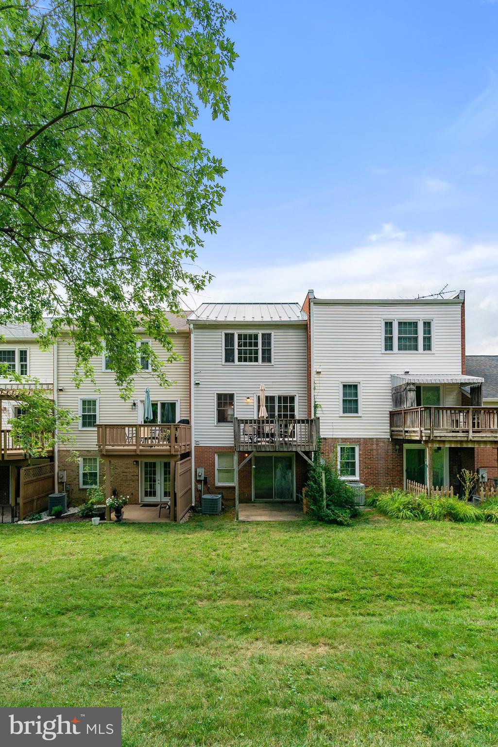 LEEDS SQUARE - Residential Lease