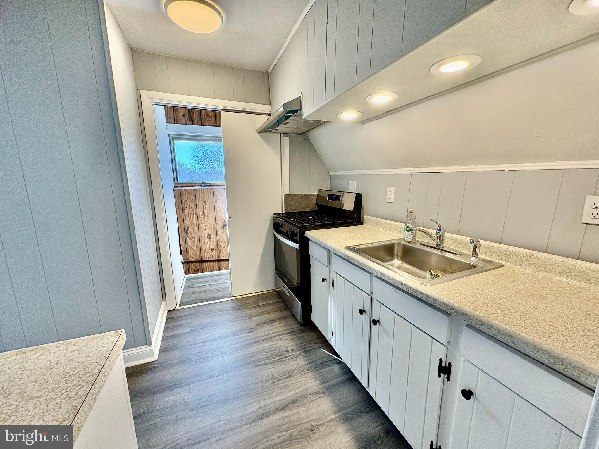 735 MORGAN AVENUE 3RD FLOOR